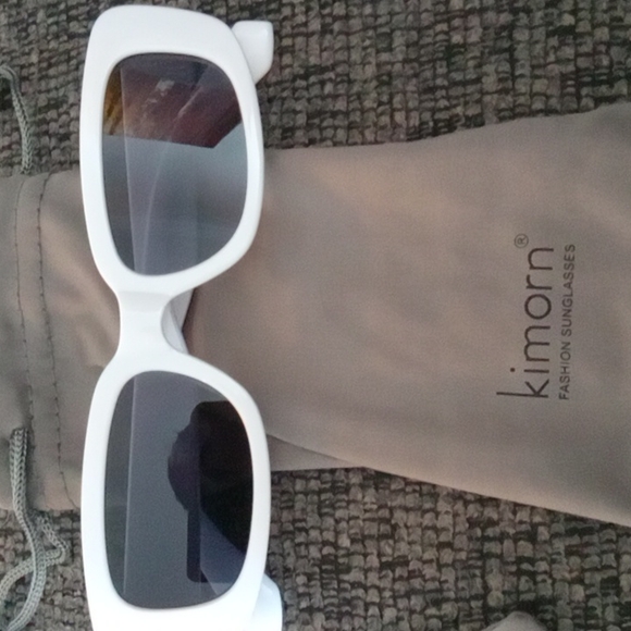 Womens Vintage looking Sunglasses - Picture 2 of 3